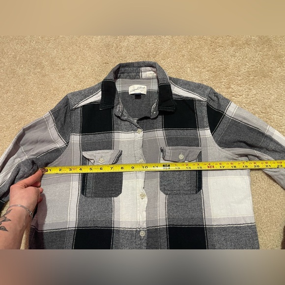 Size Small Universal Thread flannel - Picture 4 of 7